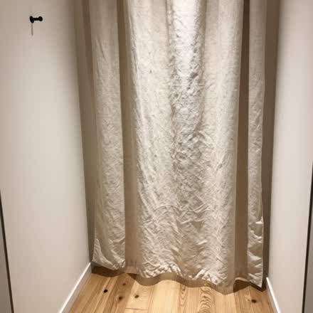 Provador com cortina de linho, piso de madeira.
